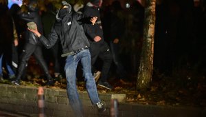 Футболни фенове са хвърляли павета по полицаи + ВИДЕО