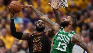 ЛеБрон наниза 44 и Кливланд изравни