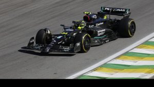 Босът на Мерцедес се извини на Хамилтън и Ръсел