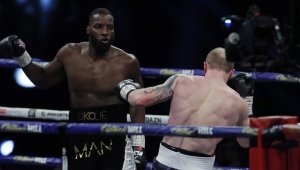 Боксьор захапа съперник за целувка с Мадона