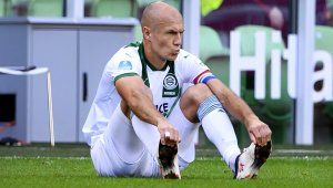 Ариен Робен се завърна и се контузи