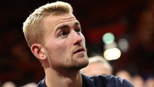 Де Лихт се цупи в Байерн заради звезда на Барса