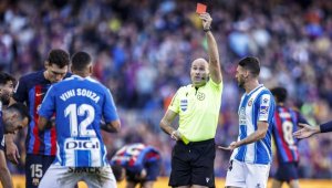 Дадоха червен картон на испански съдия от световното