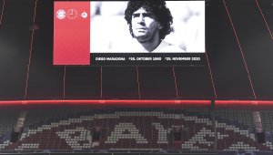 Байерн почете Марадона и се класира на елиминациите + СНИМКИ