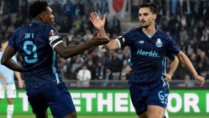 Ас на Порто се сгоди под Айфеловата кула + СНИМКИ