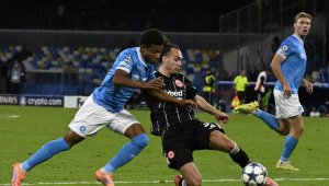 Наполи и Айнтрахт шокираха феновете на „Диего Марадона“