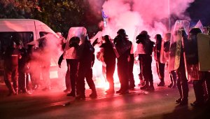 Погром на протеста срещу БФС, летят бомби и ракети, полицията отговори с водно оръдие + ВИДЕО И СНИМКИ