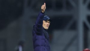 Тухел този път одобри феновете и прие с усмивка подигравките им
