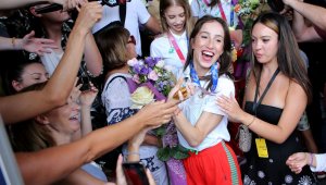 Уникално: Стотици посрещнаха златните ни гимнастички в София + ВИДЕО