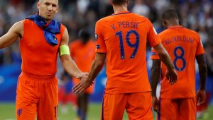 Ван Перси пропуска мача с България