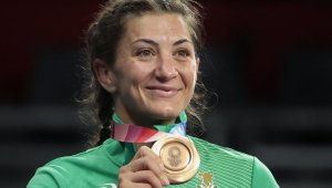 Евелина Николова: Мечтата за златото и как разбива стереотипите с маникюр и рокли