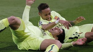 Неймар отново малтретира Суарес на тренировка + ВИДЕО