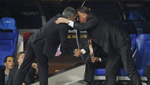 Уволняват Ван Гаал при загуба от Челси, Жозе го сменя