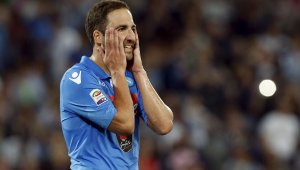 Фенове на Наполи нападнали Игуаин