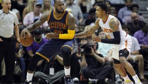 Кралят блести при труден успех на Кливланд