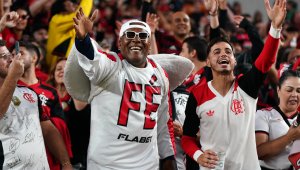 ФИФА пръснала милиони за реклама, стадионите - празни