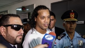 Роналдиньо играе футволей в затвора + СНИМКИ