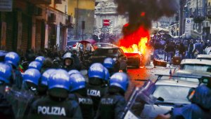 Ад в Неапол: Ултраси на Наполи и Айнтрахт се биха до кръв + ВИДЕО И СНИМКИ