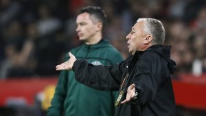 Скандал в Лига Европа: Треньор учи съдиите на правилата във футбола + СНИМКА