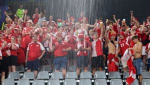 Датски фенове се къпят под дъжда на стадиона в Дортмунд (ВИДЕО)