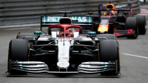 Люис удържа Макс в здрава битка в Монте Карло