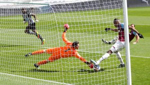 Нюкасъл удари Уест Хям с 3:2 в трилър и гледа към спасението