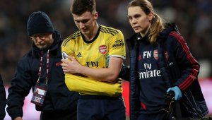 Защитник на Артилеристите с разместено рамо