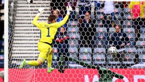 Шоу в Глазгоу! Патрик Шик съсипа Шотландия с гол от центъра + ВИДЕО