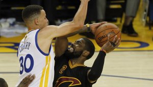 Изумителни ЛеБрон и Кайри оставиха Кливланд жив