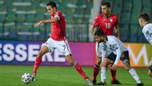 Капитанът на националите чака дете от миска