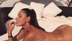 Мечтана карантина! Еротична колоездачка се чекне на пода + СНИМКИ