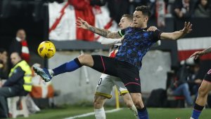 Неприлично! Фен опипа задните части на футболист на мач от Ла Лига