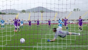 Флоренция празнува, Юве трепери: Наполи тресна Фиорентина