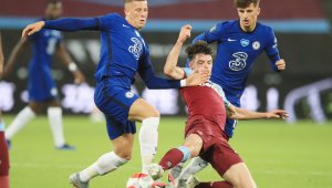 Челси разкарва двама заради "чук"