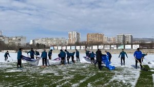 Футболисти и треньори в Черно море ринаха сняг + ВИДЕО