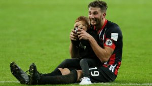 Капитанът на Айнтрахт получи тежко наказание за бутане на противников треньор + ВИДЕО