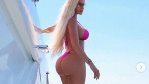 Скандална певица замрази развода с национал + СНИМКИ