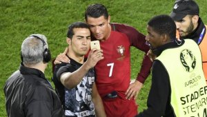 Роналдо е голям! Намери сили да зарадва нахлул на терена фен + ВИДЕО