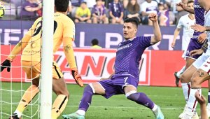 Феновете разцепиха секси жената на сръбски национал + СНИМКИ