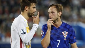 Показа ли Пике среден пръст на химна на Испания? + СНИМКА