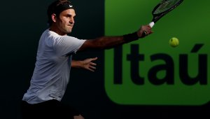 Федерер се завърна на корта с трудна победа в Щутгарт