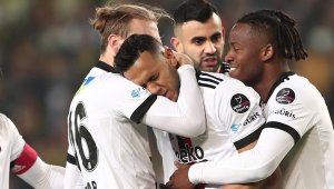 Голямо сърце: Ас на Бешикташ осиновява дете, загубило цялото си семейство в Турция