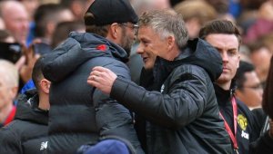 Ман Юнайтед удари рамо на Ливърпул, иска доиграване на сезона