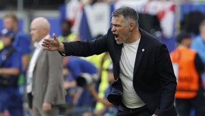 Вили Саньол със съвет към играчите си след хикса с Чехия