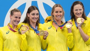 Женската щафета на Австралия изригна със световен рекорд