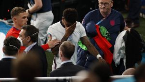 Скандалът с расизма в Англия се разраства