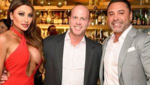 Секси мацка със силиконови гърди взе акъла на страшилището Де ла Оя + СНИМКИ