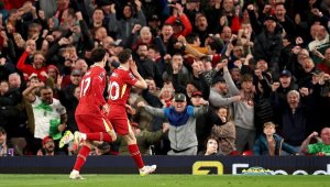 Ливърпул триумфира в мърсисайдското дерби и докосва титлата