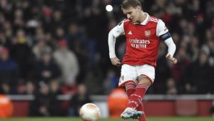 Капитанът на Арсенал заби секси танцьорка + СНИМКИ