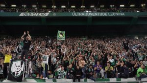 Фенове на Спортинг нападнаха играчите, счупиха главата на Бас Дост + ВИДЕО и СНИМКА (18+)